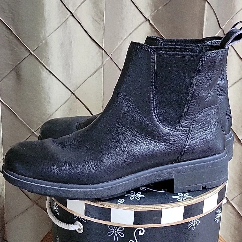 VGUC- UGG Leather Lug Sole Chelsea Boot
